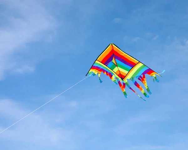 五彩缤纷的彩色风筝 我在天空中放飞 象征着父母的管理 它应该握着一根绳子 时不时地放飞一点 给孩子自由 — 图库照片