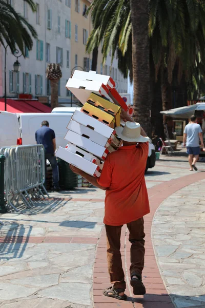 Man Hat Sandals Carrying Many Boxes Sunny City — Stock Photo, Image