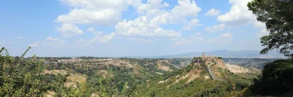 イタリア中部のトゥファ岩で作られたチビタ バグノージョと呼ばれる小さな村のパノラマビュー — ストック写真