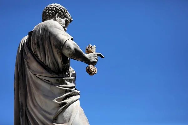 Statua Świętego Piotra Wielki Złoty Klucz Nieba Valtican Widok Dołu — Zdjęcie stockowe