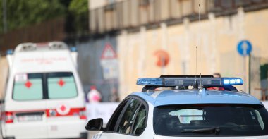 Kazadan sonra hastaneye götürmek üzere ambulansa eşlik ederken mavi ışıklı polis arabası.