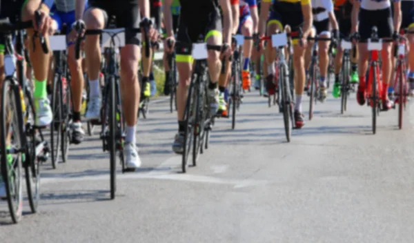 Szándékosan Elmosódott Mozgás Sok Kerékpárosok Pedálozás Gyorsan Kerékpárok Alatt Közúti — Stock Fotó