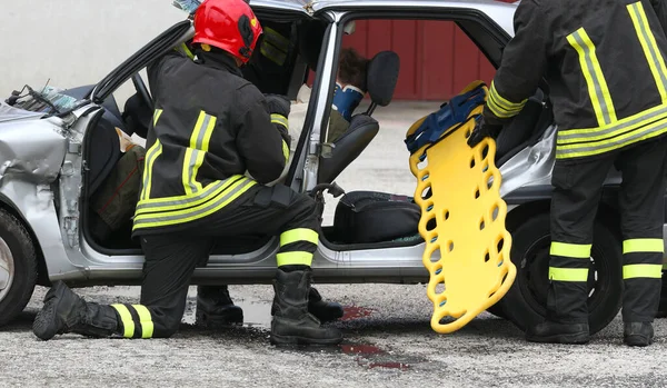 Hasiči Akci Při Záchraně Zraněných Autonehodě Nosítky Pro Převoz Zraněných — Stock fotografie