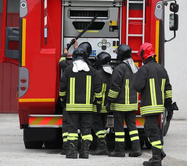 Pięciu Strażaków Mundurem Wozem Strażackim Czasie Awarii — Zdjęcie stockowe