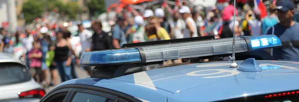 Поліцейський Автомобіль Блакитними Спалахами Вище Під Час Супроводу Демонстрації Протесту — стокове фото