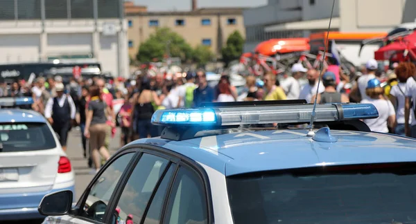 Policejní Auto Modrými Blikajícími Světly Nahoře Při Doprovodu Protestní Demonstraci — Stock fotografie