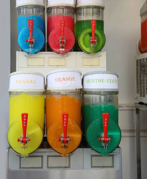 Alfresco Iced Grenadine Dispenser Met Ananas Sinaasappel Munt Smaken Geschreven — Stockfoto