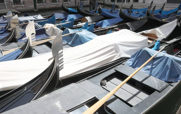 Venice Many Gondolas Moored Tourists Due Financial Crisis Lockdown Hit — Stock Photo, Image