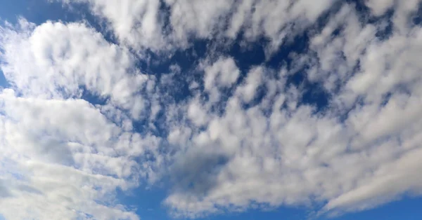 Cielo Azul Claro Con Hermosas Nubes Blancas Ideales Como Telón —  Fotos de Stock