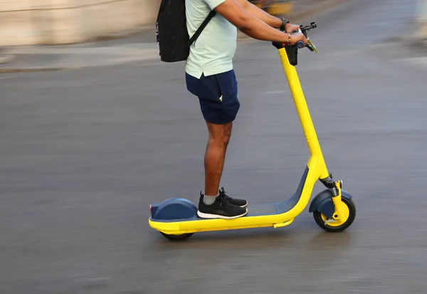 Person Läuft Schnell Auf Dem Elektroroller Die Stadt Mit Tempo — Stockfoto