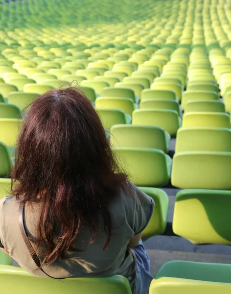 Mulher Solteira Com Cabelos Longos Sentado Nas Arquibancadas Estádio Sem — Fotografia de Stock