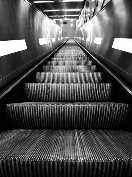 Escalator Pour Transport Personnes Sans Effort Sol Sol Avec Effet — Photo