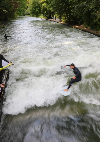 Joven Surfista Atleta Monta Las Olas Del Arroyo Llamado Eisbach — Foto de Stock