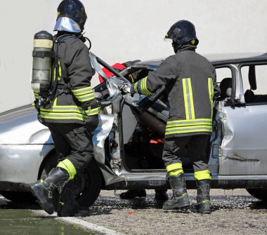 Kurtarma müdahalesi sırasında oksijen tüplü itfaiyeciler otoyoldaki trafik kazasında ciddi şekilde yaralanan kişinin...