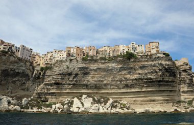 Korsika 'nın Fransız adasındaki BONIFACIO köyüne bakan uçuruma tünemiş evler denizden görüldü.