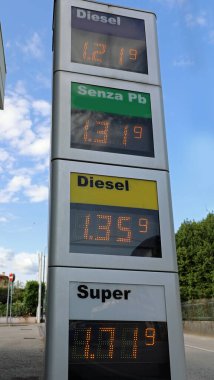 Uluslararası talebin düşük olması nedeniyle petrol fiyatlarındaki düşüş sırasında İtalya 'daki bir benzin istasyonunda çeşitli türde mazot ve dizel fiyatları