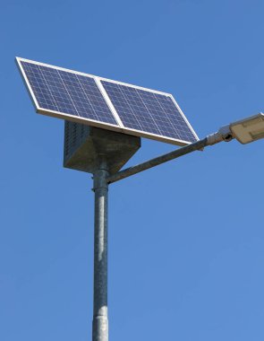 Bir sokak lambasına elektrik sağlamak için fotovoltaik panel ve pil grubu