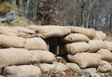 Savaş sırasında düşman saldırılarına karşı korunmak için kum torbaları.