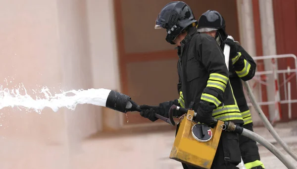 Feuerwehr Team Bei Löscharbeiten Nach Autounfall Einsatz — Stockfoto