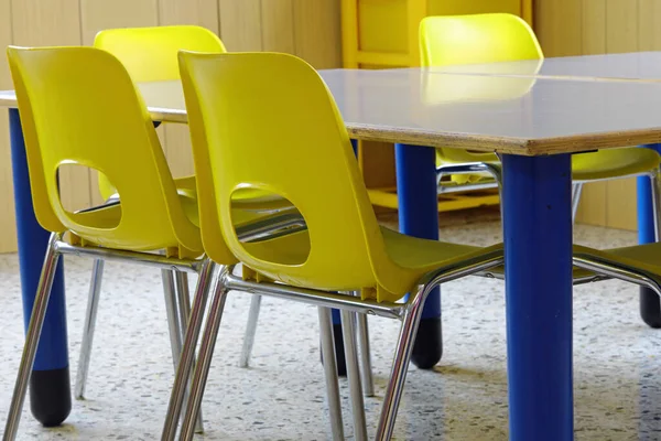 Sedie Classe Gialle All Interno Della Scuola Senza Bambini Durante — Foto Stock