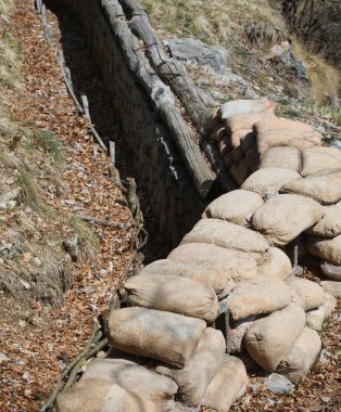 Savaş sırasında askerlerin kazdığı siperi korumak için bir sürü kum torbası.
