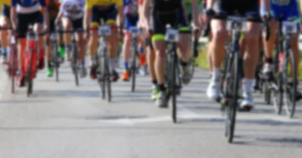 Fondo Borroso Intencionalmente Con Muchos Ciclistas Pedaleando Rápido Bicicletas Durante — Foto de Stock
