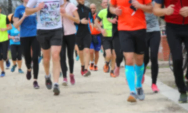 Celowo Zamazane Tło Wieloma Nogami Biegaczy Sportowców Podczas Biegu Biegowego — Zdjęcie stockowe