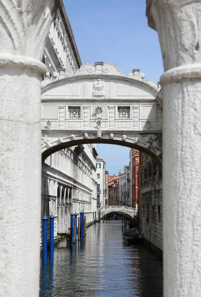 Мост Вздохов Венеции Италия Между Двумя Балюстрадными Колоннами Судоходным Каналом — стоковое фото