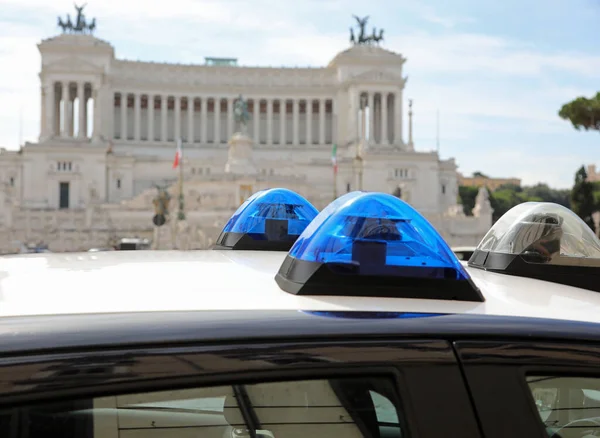 Egy Olasz Rendőrautó Kék Szirénái Velence Téren Róma Belvárosában Olaszországban — Stock Fotó