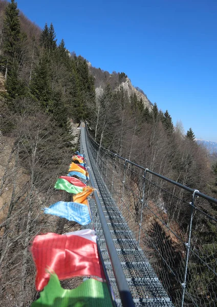 Bandeiras Tibetanas Coloridas Voando Ponte Suspensa Vazio Alta Altitude — Fotografia de Stock
