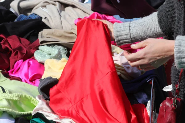 Hand Des Mädchens Das Sich Kleiderstand Auf Dem Markt Ein — Stockfoto