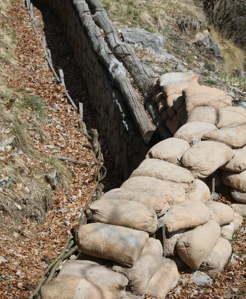 Savaş sırasında askerlerin kazdığı siperi korumak için bir sürü kum torbası.