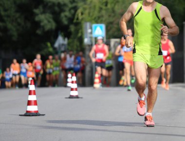 Şehirdeki koşu yarışı sırasında spor giyim maratonu her şeyden önce gelir.