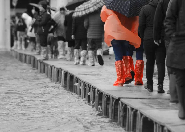 潮水涨得很厉害的时候 有的人走在人行道上 有的人吐红沫 有的人穿橙色雨衣 其余的人是黑白的 — 图库照片