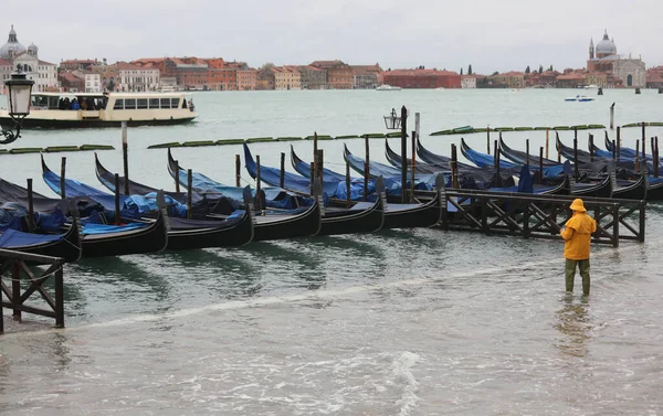 Italien Venedig Bei Flut Und Festmachenden Gondeln Mit Einer Person — Stockfoto