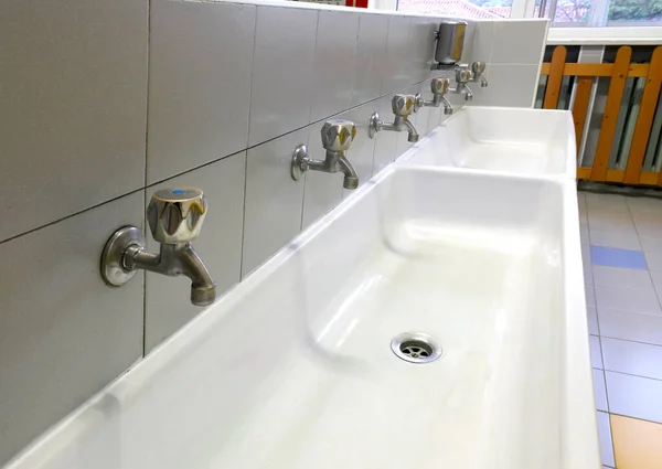 Berçário Interior Banheiro Com Pias Cerâmica Branca Baixa Torneiras Mas — Fotografia de Stock