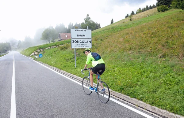 Jovem Ciclista Montando Sua Moto Corrida Monte Zoncolan Norte Itália — Fotografia de Stock