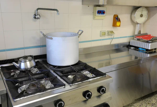 Interior Uma Cozinha Industrial Com Panela Alumínio Grande Acima Fogão — Fotografia de Stock