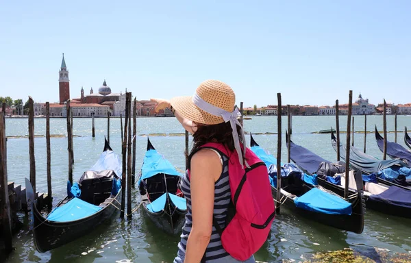 Jovem Turista Com Chapéu Palha Gôndolas Ancoradas Veneza Norte Itália — Fotografia de Stock