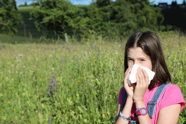 Młoda Dziewczyna Dmucha Nos Chusteczką Wiosną Powodu Alergii Trawę — Zdjęcie stockowe