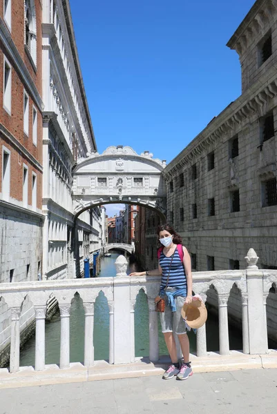 Jovem Turista Com Chapéu Palha Ponte Veneza Norte Itália Europa — Fotografia de Stock