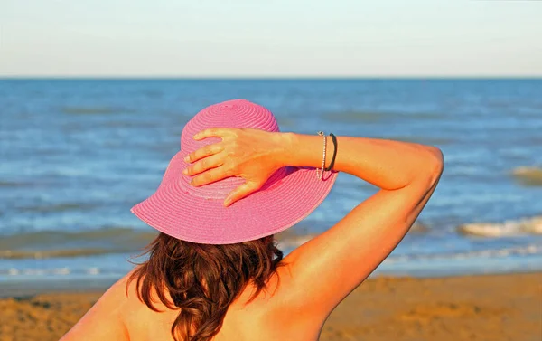 Junge Frau Mit Großem Lila Strohhut Auf Dem Kopf Strand — Stockfoto