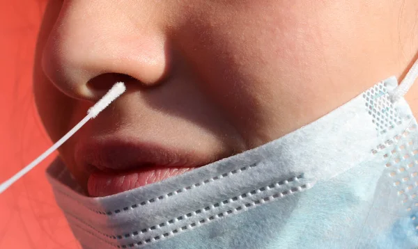 Diagnóstico Con Hisopo Nasal Colegiala Joven Durante Prueba Para Diagnosticar — Foto de Stock