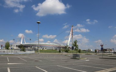 Torino, TO, İtalya - 26 Ağustos 2015: Juventus Stadyumu ve park yeri