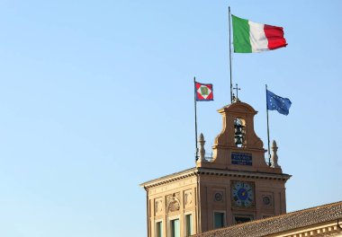 Roma, RM, İtalya - 15 Ağustos 2020: İtalya cumhurbaşkanının Quirinale Sarayı 'nın çatısında üç bayrak ve bir büyük İtalyan bayrağı