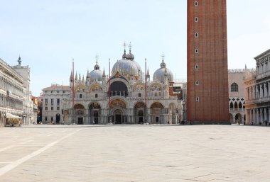 Venedik, VE, İtalya - 18 Mayıs 2020: Corona Virüs salgınının yol açtığı tecrit sırasında insansız Piazza San Marco Meydanı