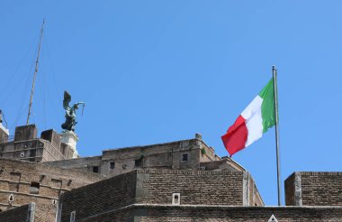 Roma, RM, İtalya - 16 Ağustos 2020: Castel Sant Angelo adlı Saint Angel Kalesi ve büyük İtalyan Bayrağı