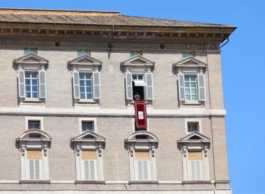 Vatikan Şehri, VA, Vatikan - 16 Ağustos 2020: Papa Francis pazar günü Angelus sırasında Apostolik Sarayı 'nın penceresinden konuştu