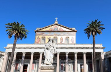Roma, RM, İtalya - 16 Ağustos 2020: Duvarların dışındaki SAN PAOLO FUORI LE MURA İtalyan Dilinde Basilica Saint Paul Cephesi