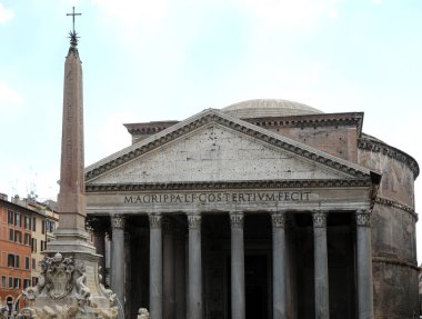 Roma, RM, İtalya - 16 Ağustos 2020: Pantheon adındaki Antik Roma Tapınağı ve Mısırlı Obelisk ve üçüncü kez konsül olan Marco Agrippa 'nın oğlu anlamına gelen Latince Roma metni